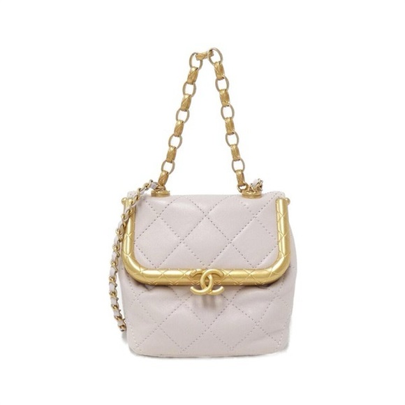 Elegant Chanel Bag - Picture 3 of 9